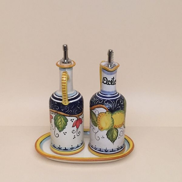 Set of 2 oil and vinegar bottles with handle, cm.25h with tray